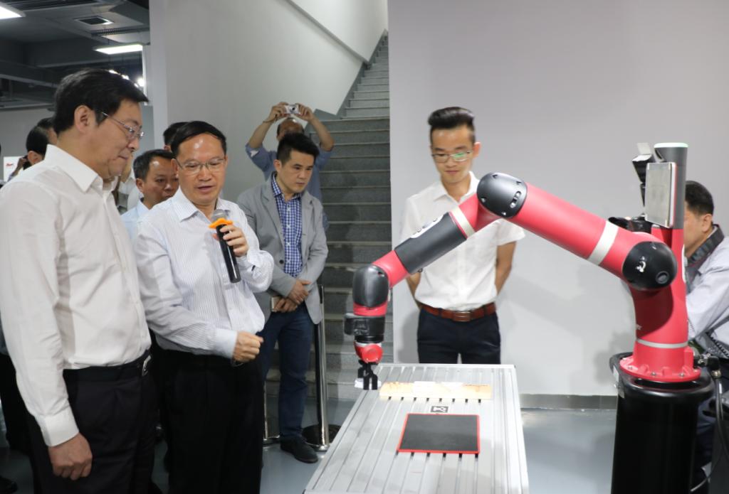 10 2017年5月，湖南省委书记、省人大常委会主任杜家毫来校调研.png