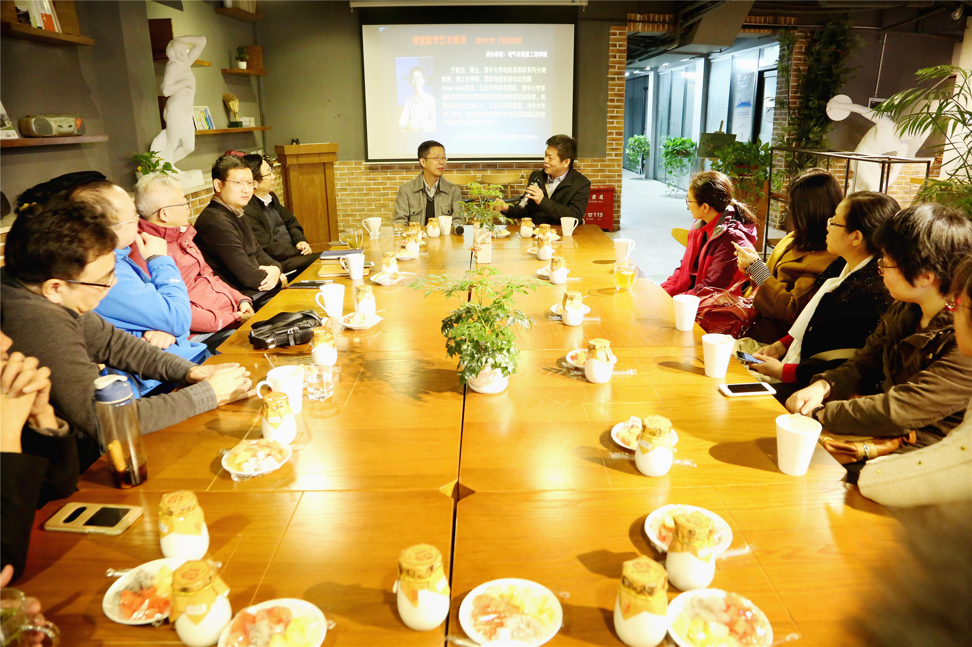 6 清华大学于歆杰教授来校交流教学经验，邓卫参加午餐会.jpg